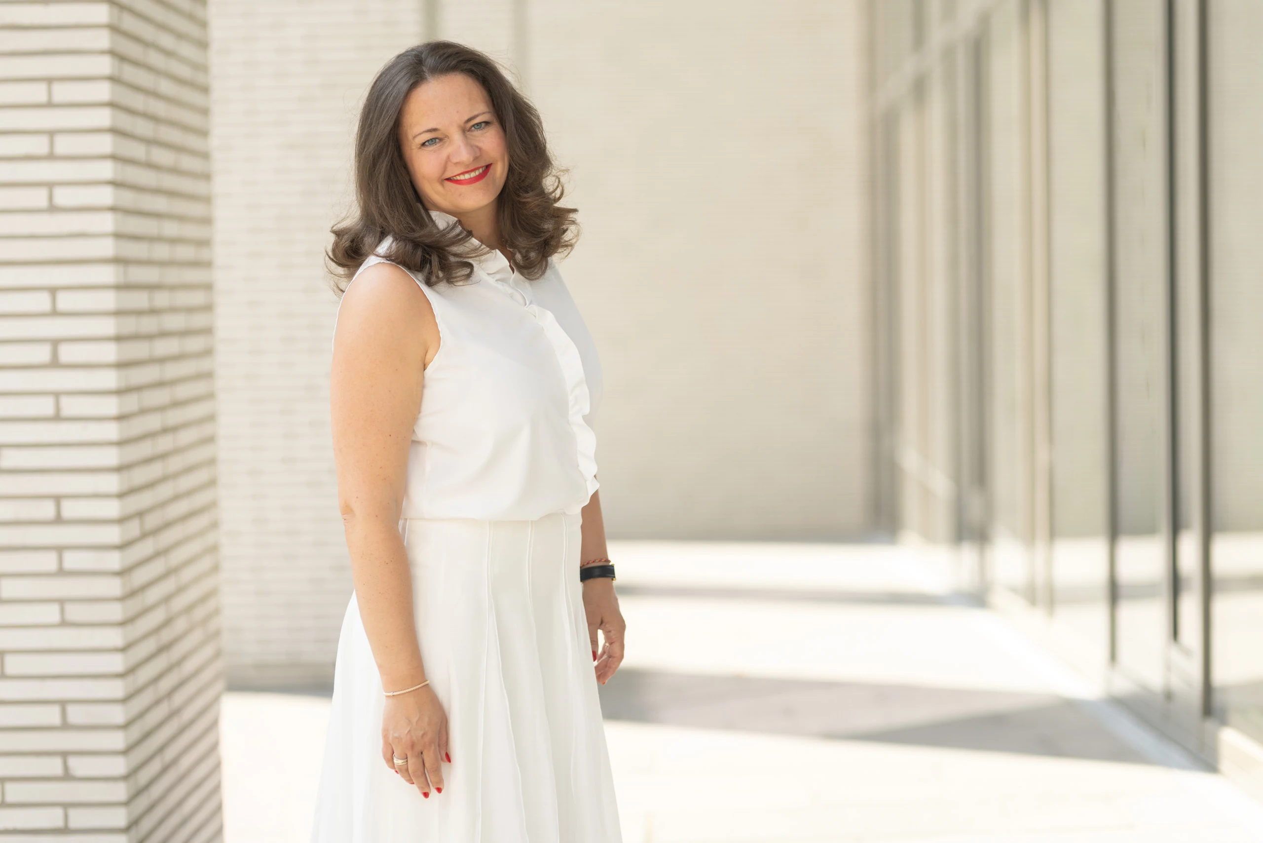 Katharina Varich vor moderner Architektur in Heilbronn